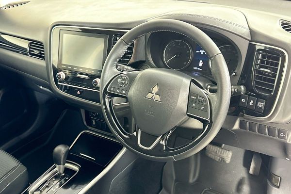 2020 Mitsubishi Outlander ZL ES image