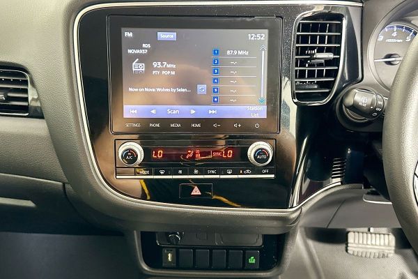 2020 Mitsubishi Outlander ZL ES image