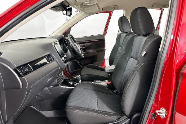 2020 Mitsubishi Outlander ZL ES image