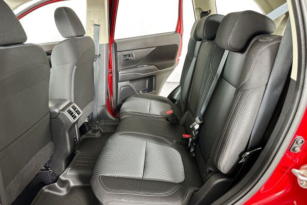 2020 Mitsubishi Outlander ZL ES image