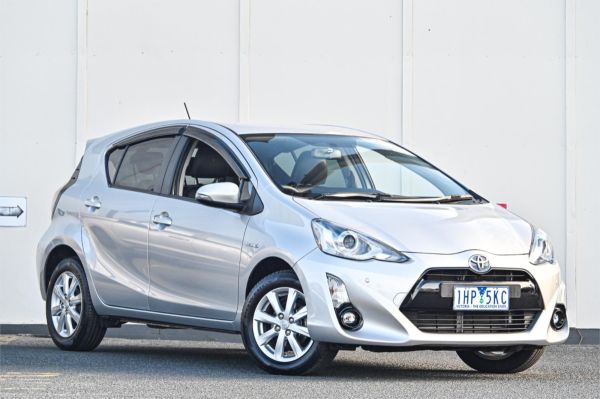 2016 Toyota Prius C Hatchback NHP10R image