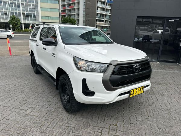2020 TOYOTA HILUX DOUBLE CAB P/UP GUN126R FACELIFT SR (4x4) image