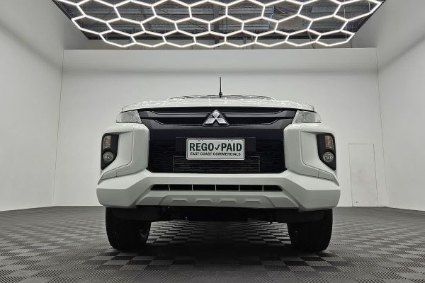 2019 Mitsubishi Triton GLX MR 4X4 image