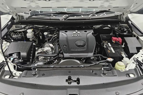 2019 Mitsubishi Triton GLX MR 4X4 image