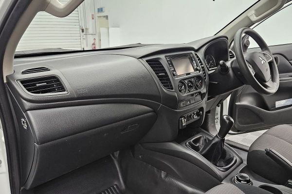 2019 Mitsubishi Triton GLX MR 4X4 image