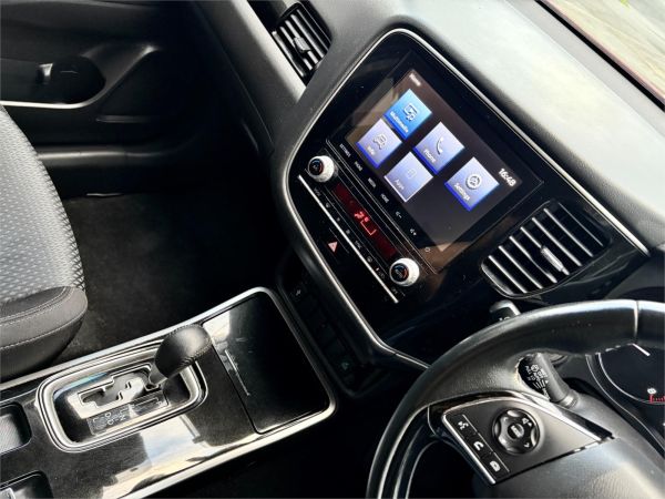 2020 Mitsubishi Outlander ZL ES image