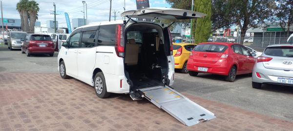 2016 Toyota Noah Wheelchair Access van auto image