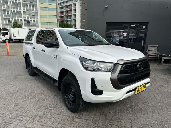 2020 TOYOTA HILUX DOUBLE CAB P/UP GUN126R FACELIFT SR (4x4) image