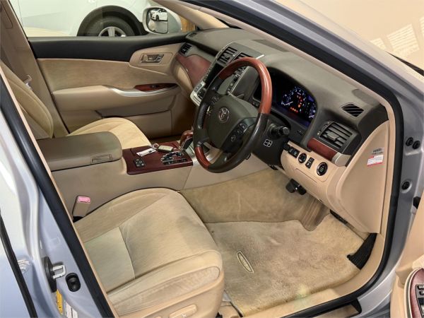 2010 Toyota Crown Sedan URS206 Majesta image
