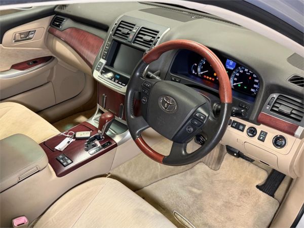 2010 Toyota Crown Sedan URS206 Majesta image