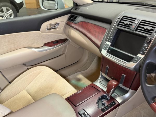 2010 Toyota Crown Sedan URS206 Majesta image