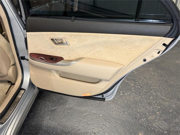 2010 Toyota Crown Sedan URS206 Majesta image