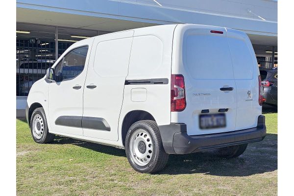 2023 Peugeot Partner Pro image