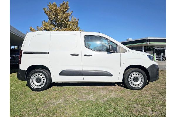 2023 Peugeot Partner Pro image