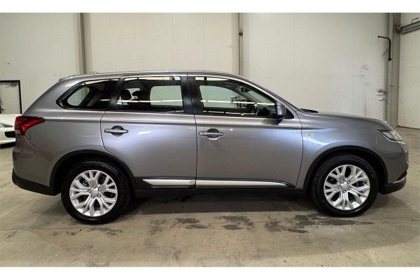 2020 Mitsubishi Outlander ZL ES image