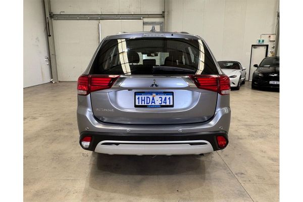 2020 Mitsubishi Outlander ZL ES image