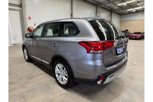 2020 Mitsubishi Outlander ZL ES image