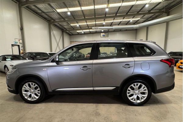 2020 Mitsubishi Outlander ZL ES image