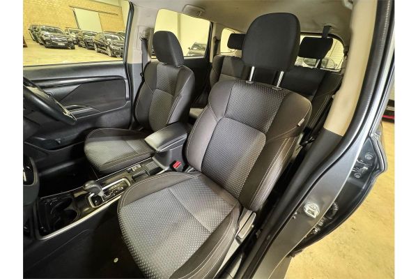 2020 Mitsubishi Outlander ZL ES image