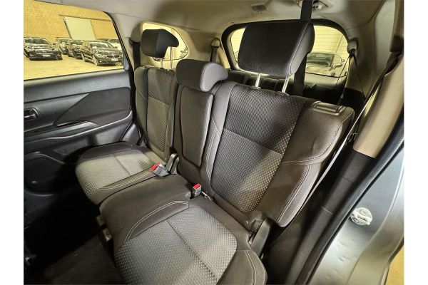 2020 Mitsubishi Outlander ZL ES image