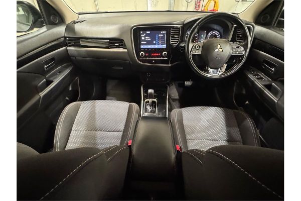 2020 Mitsubishi Outlander ZL ES image