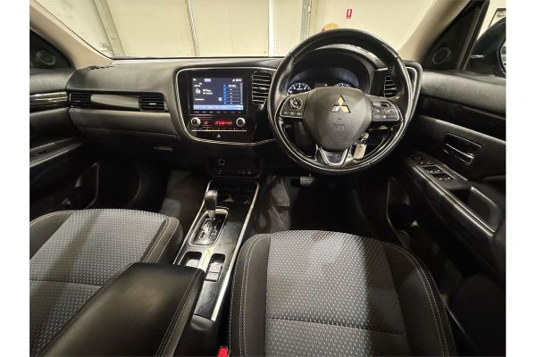 2020 Mitsubishi Outlander ZL ES image