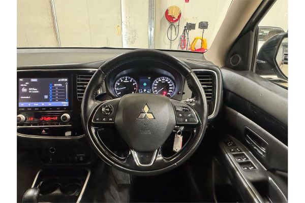 2020 Mitsubishi Outlander ZL ES image