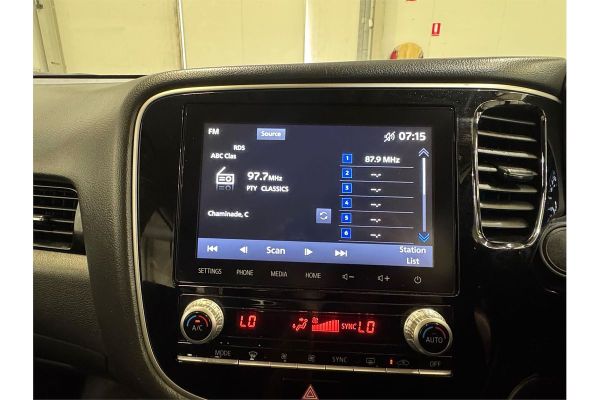 2020 Mitsubishi Outlander ZL ES image