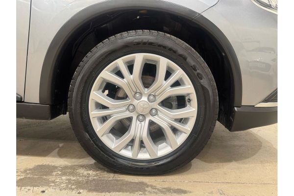 2020 Mitsubishi Outlander ZL ES image