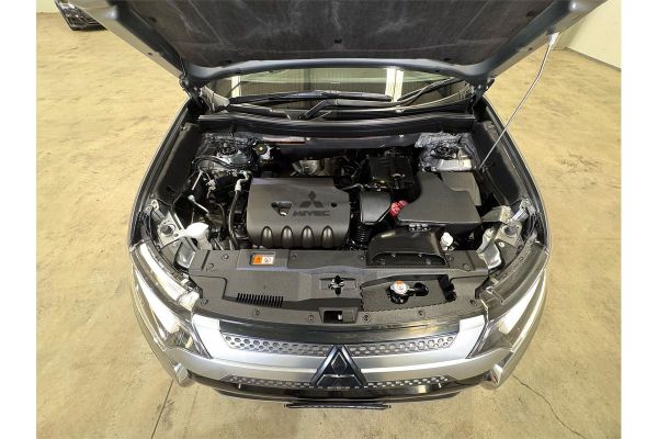 2020 Mitsubishi Outlander ZL ES image