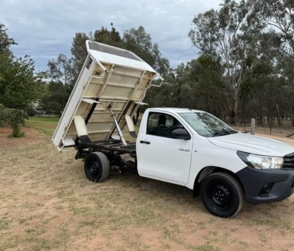 2016 Toyota Hilux Diesel with Tipper tray image