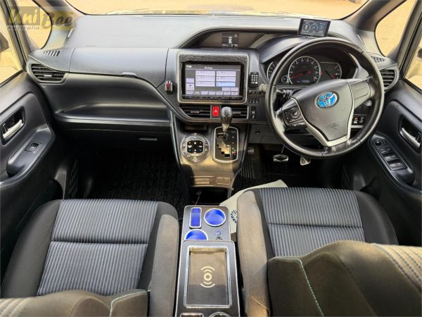 2014 Toyota Voxy Wagon ZRR80W 2.0l image