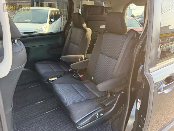 2014 Toyota Voxy Wagon ZRR80W 2.0l image