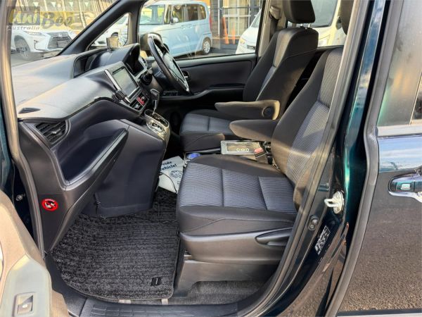 2014 Toyota Voxy Wagon ZRR80W 2.0l image