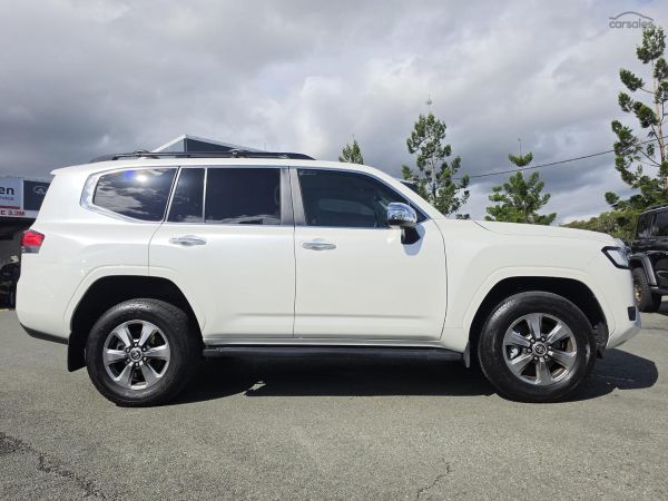 2023 Toyota Landcruiser FJA300R Sahara image