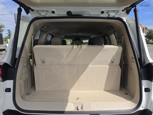 2023 Toyota Landcruiser FJA300R Sahara image