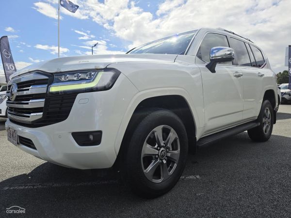 2023 Toyota Landcruiser FJA300R Sahara image