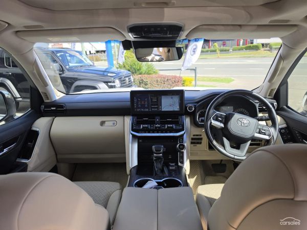 2023 Toyota Landcruiser FJA300R Sahara image