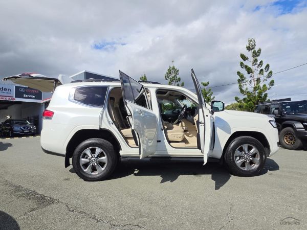 2023 Toyota Landcruiser FJA300R Sahara image