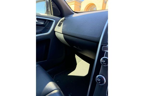 2017 Volvo XC60 T5 R-Design image