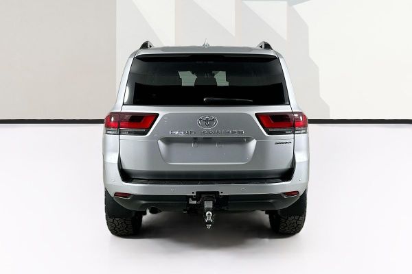 2022 Toyota Landcruiser FJA300R Sahara image