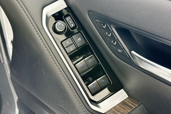2022 Toyota Landcruiser FJA300R Sahara image