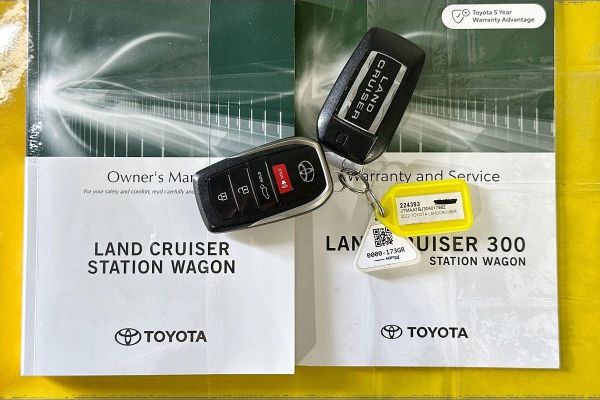 2022 Toyota Landcruiser FJA300R Sahara image