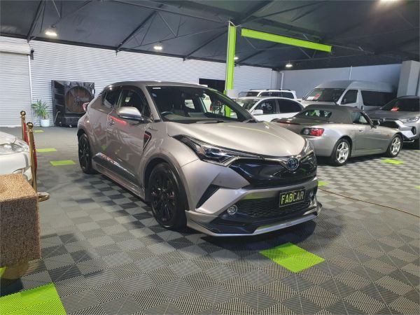2018 Toyota C-HR SUV ZYX10 G image