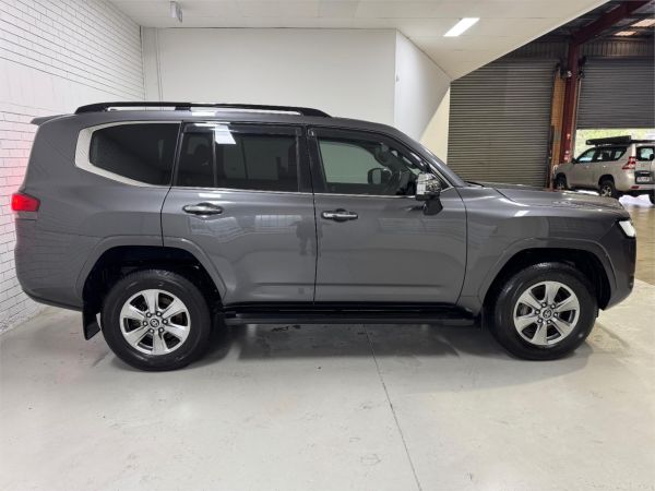2023 Toyota Landcruiser FJA300R Sahara image