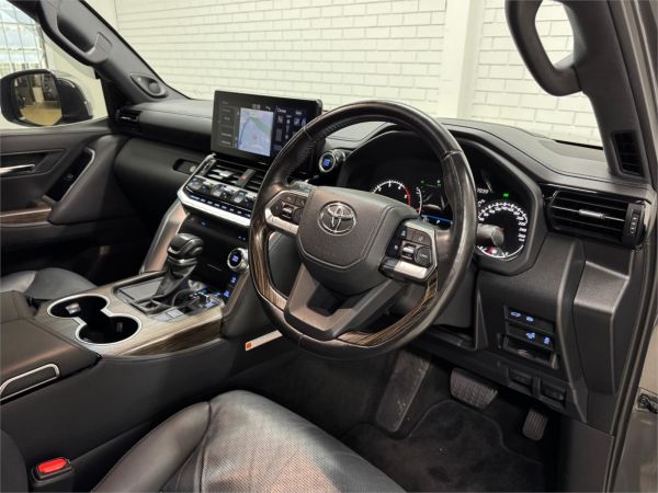 2023 Toyota Landcruiser FJA300R Sahara image