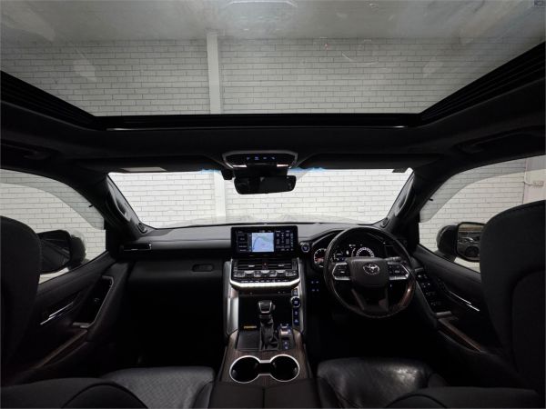 2023 Toyota Landcruiser FJA300R Sahara image