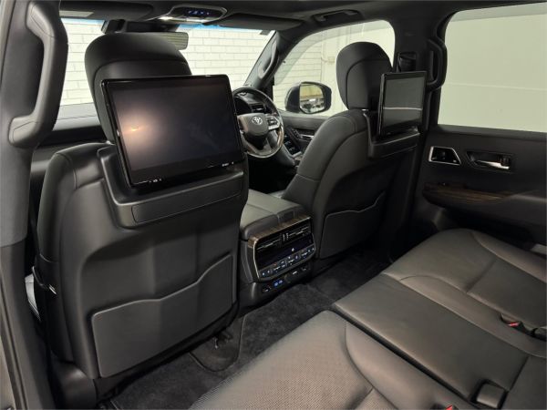 2023 Toyota Landcruiser FJA300R Sahara image
