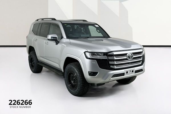 2023 Toyota Landcruiser FJA300R Sahara image