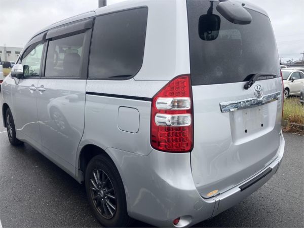 2011 Toyota Noah People Mover Welcab image